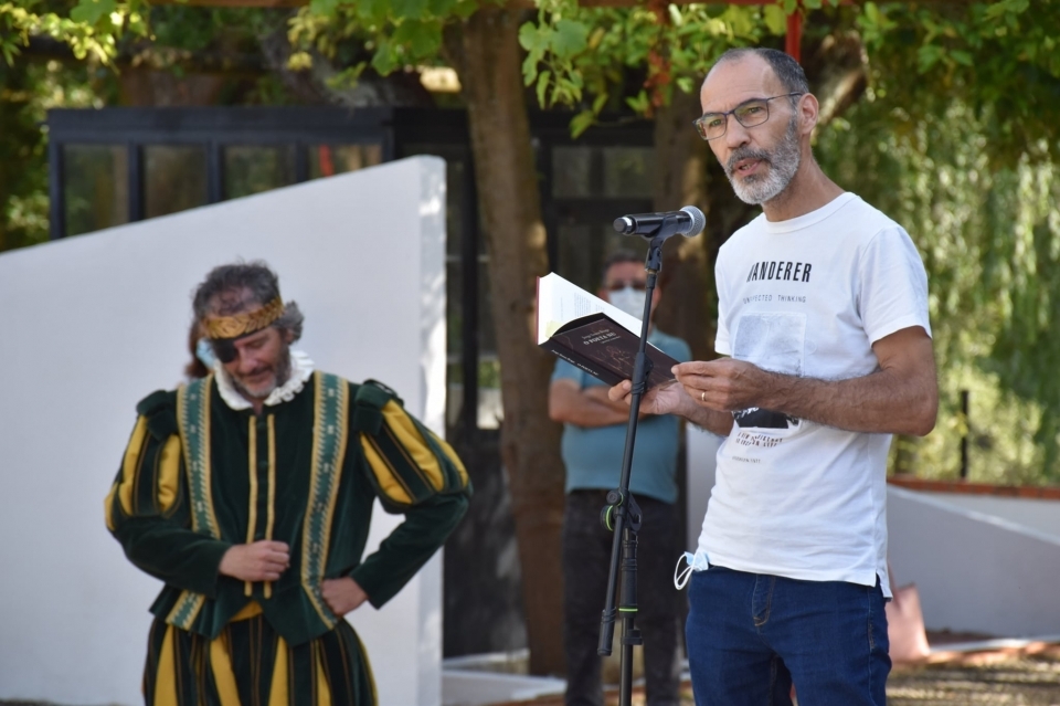 Nuno Garcia Lopes declama poesia num encontro anterior (Foto: CM Constncia)