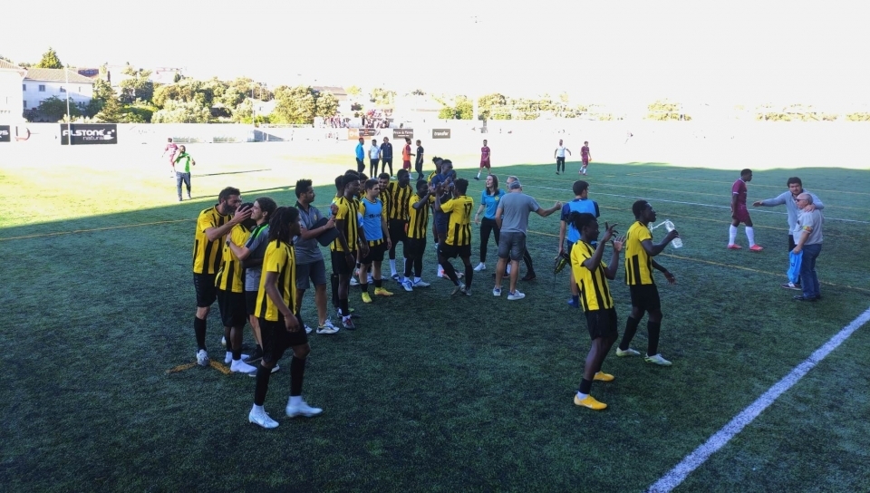 Jogadores do Alcanenense fazem a festa da qualificao em Ftima